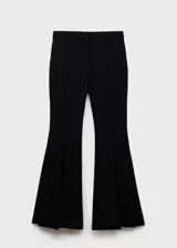 Pantalón negro de vestir, tiro medio, corte wide leg y aberturas laterales en el ruedo.