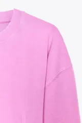 Camiseta rosa entallada de algodón con cuello redondo y mangas cortas.
