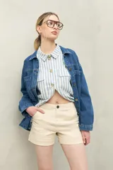 Short de tiro medio color beige claro, con dobladillos en los bordes y calce ajustado al cuerpo.