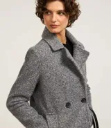 Saco alargado gris con cuello solapa, abotonado delantero y bolsillos. La prenda también cuenta con superfície en textura boucle.
