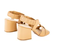 Sandalias de cuero color camel con tiras cruzadas acolchadas, talón elástico fruncido, taco ancho de 6 cm y punta cuadrada.