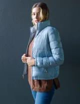 Campera puffer reversible Michael Kors color rosa con estampado de logos MK en un lado y liso en el otro. Tiene cierre central metálico, bolsillos delanteros y avíos metálicos con logo. Incluye bolsa autoportante.