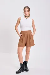 Bermuda de lino color marrón, de corte holgado y tiro medio.