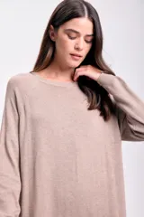 Vestido largo color beige de tejido de punto, con mangas largas y corte recto.