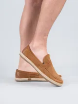 Mocasín gris de descarne con suela de goma y detalle de yute trenzado.