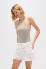 Body negro de poliéster, corte ajustado, con cuello redondo.