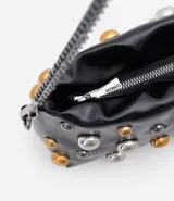 Bolso bandolera pequeño color negro, con correa de cadena desmontable y tachas redondas plateadas y doradas.