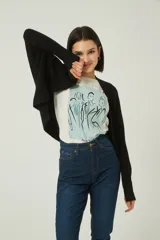 Saco negro de acrílico con corte entallado y mangas largas.