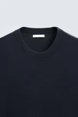 Camiseta de hombre de punto con mezcla de viscosa, a rayas horizontales blancas y azul marino. Tiene cuello redondo, manga corta y terminaciones en rib.