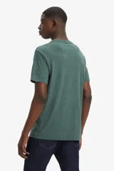 Remera de hombre Levi's de color verde con logo de la marca estampado en el pecho. Corte estándar y cuello redondo.
