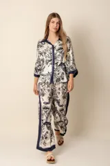 Pantalón palazzo estampado en tonos blanco y negro con detalles en azul marino.