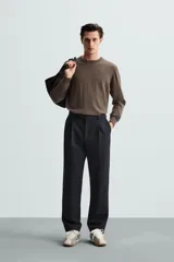 Jersey de hombre regular fit, color negro, tejido en hilatura de lana cashmere. Cuello redondo y manga larga con terminaciones en rib.