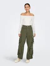 Pantalón cargo verde militar de corte ancho, con bolsillos laterales y bolsillos cargo con correas ajustables.