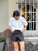 Short de lino color beige, de calce perfecto y con detalles de pespuntes en contraste.