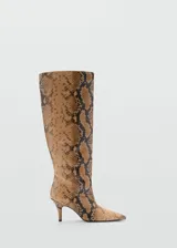 Bota alta color marrón con estampado de piel de serpiente, taco fino y punta fina.
