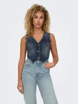 Chaleco de denim azul con cuello en V, cierre frontal con botones metálicos y corte ajustado.