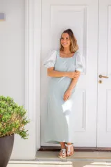 Vestido largo color verde seco con mangas abullonadas y escote cuadrado.
