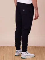 Babucha negra de corte relajado, con cintura elástica y cordón regulable.