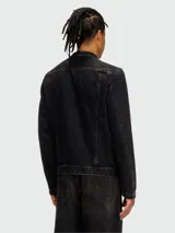 Campera negra de denim con cuello mao y cierre frontal. Diseño tipo trucker o cazadora, con puños y cintura ajustados con costuras visibles.