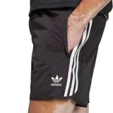 Short Adidas negro con tres tiras blancas a los costados y logo de la marca en la pierna izquierda.