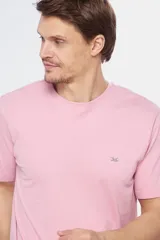 Remera manga corta color rosa con cuello redondo y logo bordado en el pecho.
