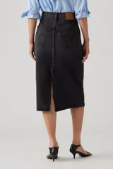 Falda midi de jean color negro con cintura alta, corte recto y abertura en la parte trasera.