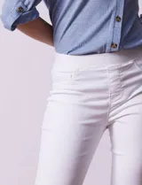 Jegging blanco de algodón, marca Sound Style. Diseño skinny de tiro alto, con bolsillos simulados en la parte delantera y bolsillos aplicados en la parte trasera.