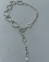 Collar plateado de alpaca con eslabones de diferentes formas y tamaños.