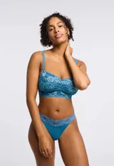 Bralette de encaje floral color celeste, marca Montelle. Sin aro ni relleno, con forro interno de microtul elastizado. Breteles fijos regulables y cierre trasero de tres posiciones.