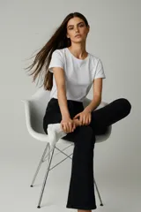 Pantalón de jean negro, de corte oxford y calce medio.