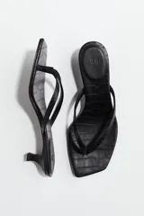 Sandalias de dedo negras con textura de cocodrilo, punta angular, tiras finas sobre el empeine y taco kitten.