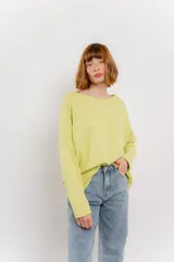 Remera verde lima de corte holgado con cuello redondo y mangas largas.