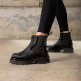 Bota de cuero vacuno negra con suela de goma doble, diseño de caña alta y elásticos laterales.