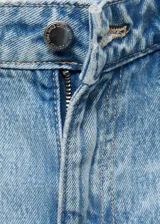 Pantalón de jeans de algodón, tiro medio, corte recto y largo, con detalle de costuras marcadas en el frente y bajo vuelto.