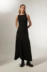 Vestido negro sin mangas de poliéster, corte al cuerpo, largo midi con abertura lateral y cuello redondo.