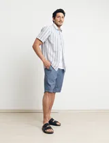 Bermuda de gabardina color verde.