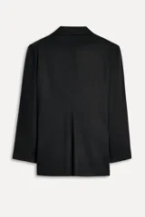 Blazer negra oversize de algodón con cuello solapa con muesca, manga larga con hombreras y hombro caído, bolsillos con solapa en delantero y de vivo en pecho, detalle de solapa en interior, forro interior y cierre frontal con botones.