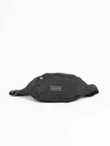 Riñonera negra de poliéster con correa ajustable y cierre de cremallera.