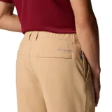 Short color beige de corte recto, con bolsillos laterales y traseros. Confeccionado con tejido elástico que repele la humedad y protege del sol.