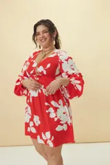 Vestido corto con estampado animal print en tonos verde y blanco, escote en V y mangas 3/4 acampanadas.