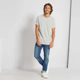 Camiseta de punto gris claro, con cuello redondo y mangas cortas.