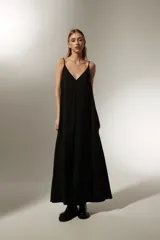 Vestido largo negro de modal, corte evasé, con breteles regulables y escote en V.