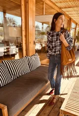 Camisa de tela escocesa con mangas largas abullonadas y puños elásticos.