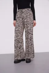 Pantalón de viscosa con estampado abstracto en tonos beige y negro, corte ancho y cintura elastizada.