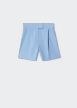 Short celeste de algodón con tiro alto, diseño recto, detalle de pinzas, bolsillos laterales y traseros decorativos. Cierre frontal con botón, gancho y cremallera.