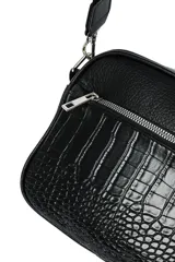 Bandolera negra con correa ajustable y textura simil cuero de cocodrilo.