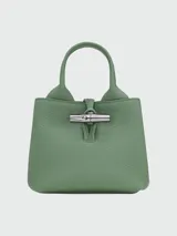 Bolso Longchamp modelo Le Roseau XS, color verde agua, con doble asa corta y correa larga extraíble.