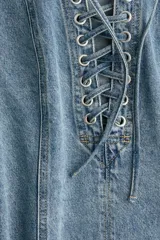 Vestido corto de denim azul, con escote redondo y cordones en el frente.