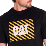 Remera negra de manga corta con estampa frontal de la marca Caterpillar en amarillo y blanco sobre un fondo de rayas diagonales amarillas y negras.