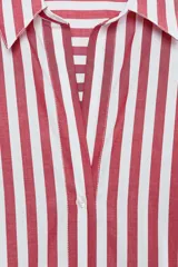Camisa de manga larga con cuello solapa y cierre frontal con botones.